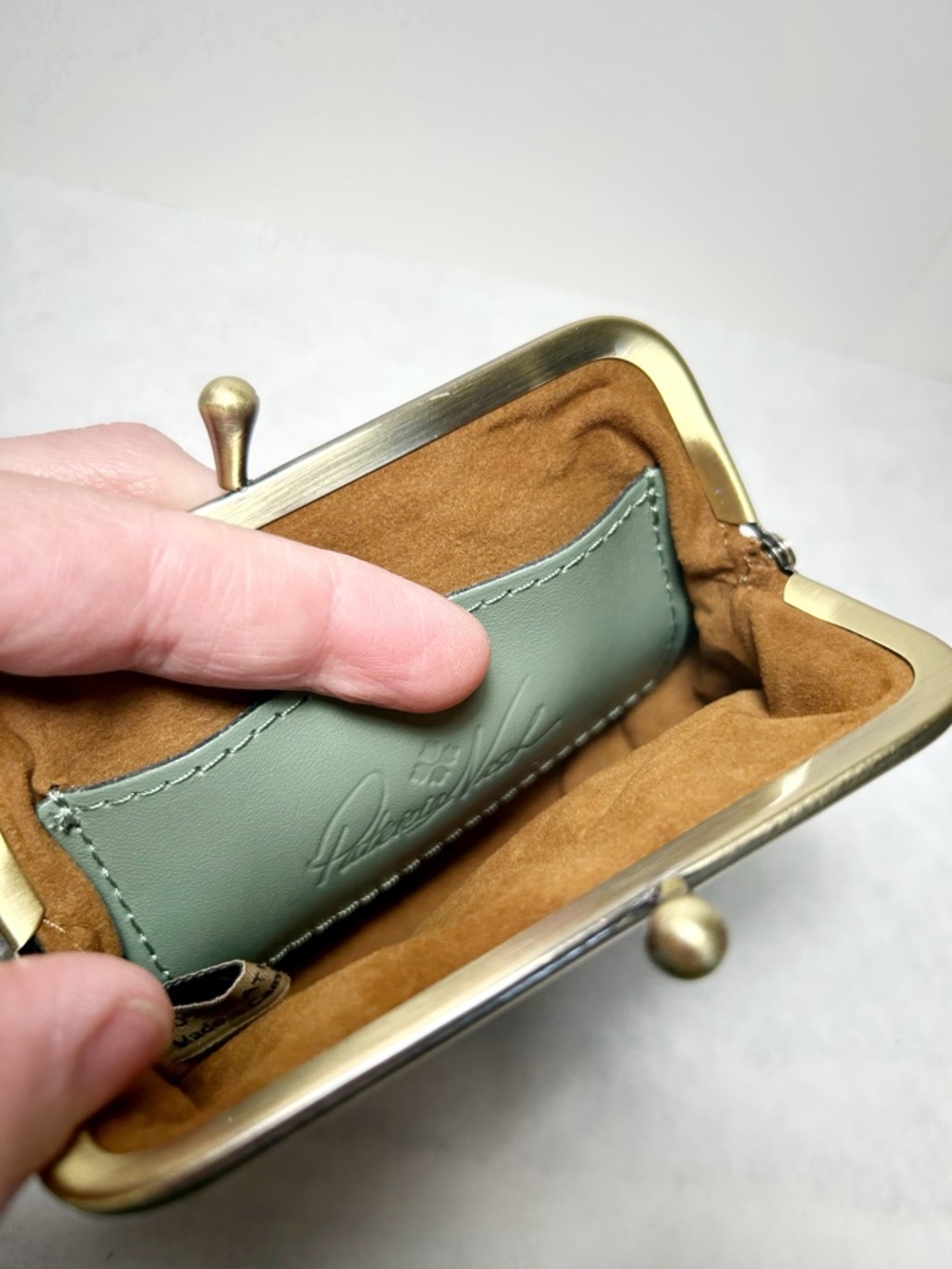 Patricia Nash Borse Tooled Leather Kiss-Lock Coin Purse Sage Green with Keyring - Picture 5 of 8